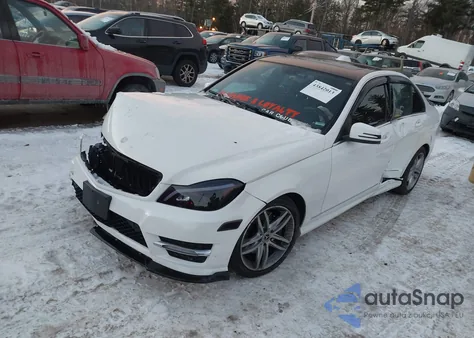 2013 Mercedes-Benz C 300 Sport 4Matic z USA, uszkodzony, nr VIN WDDGF8AB6DR291252